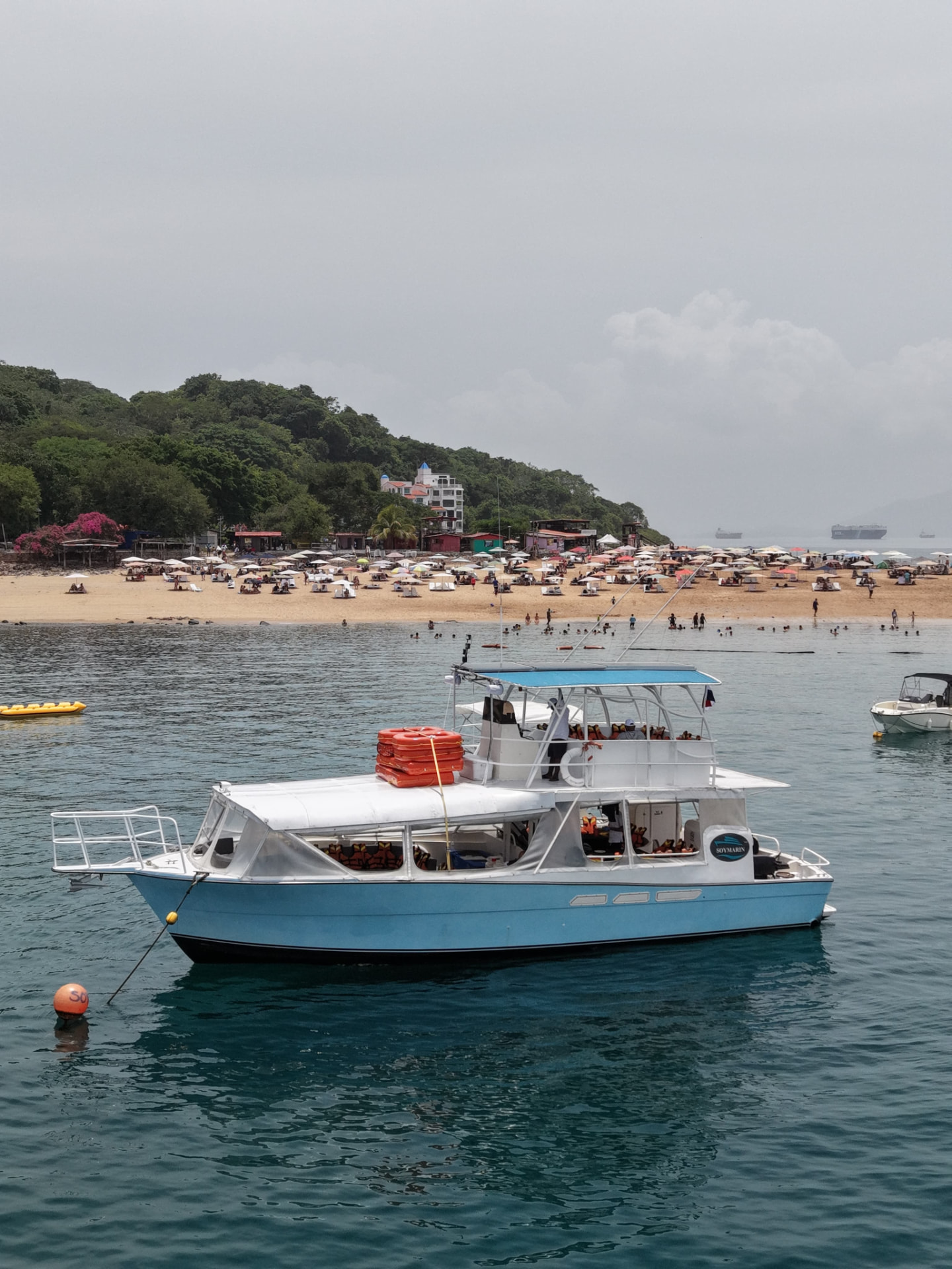 Embarcación de Soymarin frente a la playa de Isla Taboga